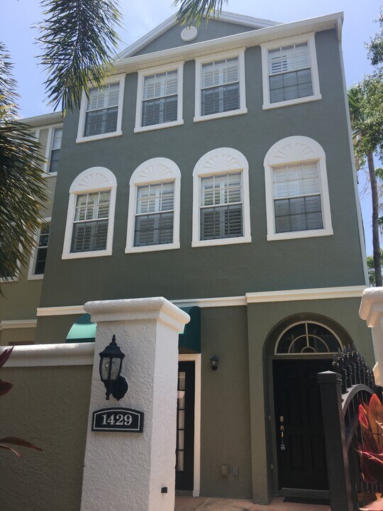 1429 Harbour Walk Rd in Tampa, FL - Building Photo