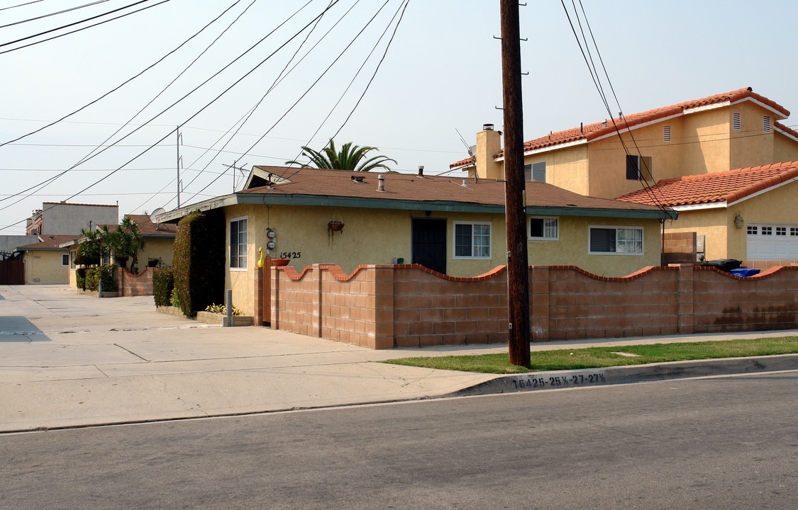 15425 Mansel Ave in Lawndale, CA - Building Photo