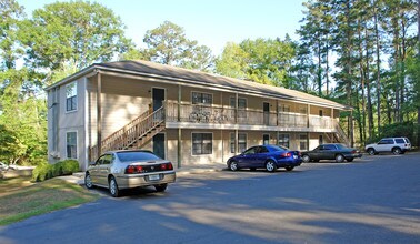 White Drive Villas in Tallahassee, FL - Building Photo - Building Photo