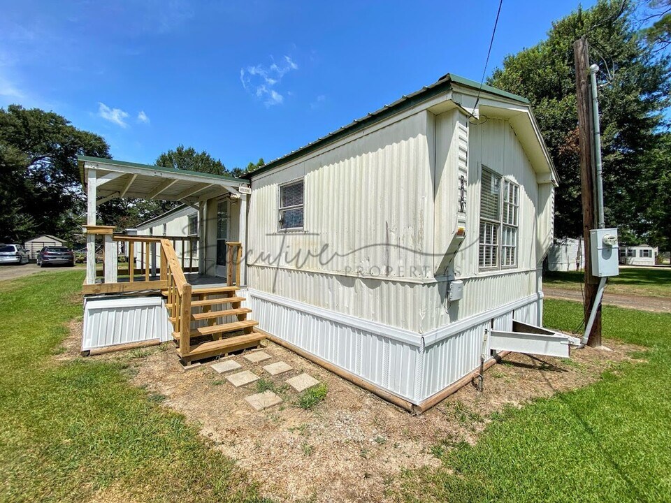 307 N Kinney Ave in Iowa, LA - Building Photo