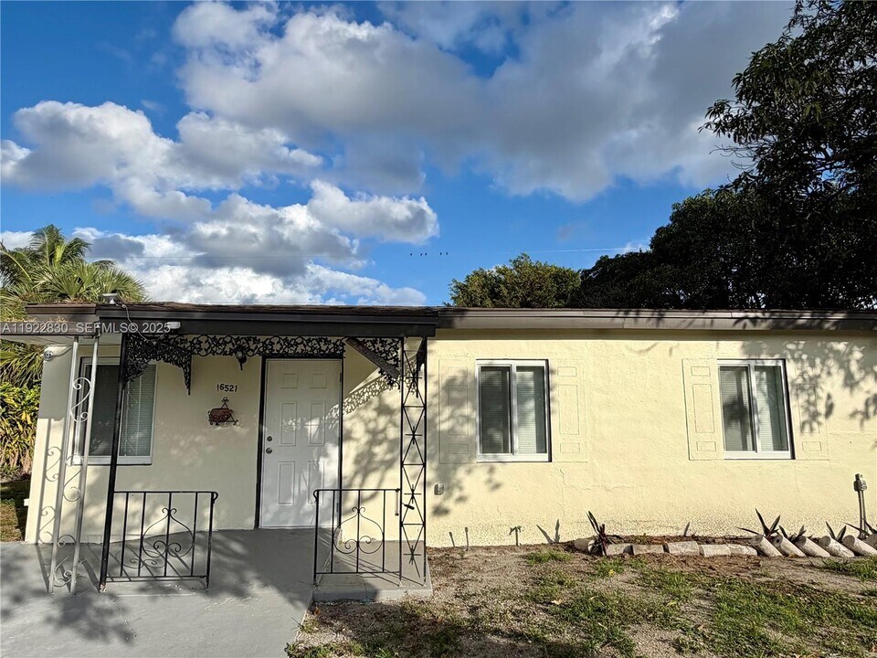 16521 NW 18th Ct in Opa Locka, FL - Foto de edificio