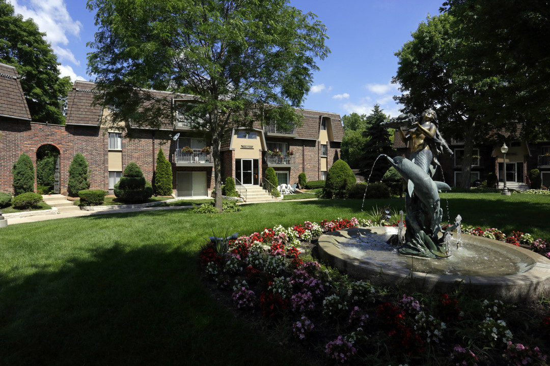 Burnwood Apartments in Lombard, IL - Foto de edificio