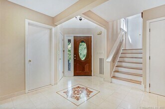 585 Webbs Hill Rd in Stamford, CT - Building Photo - Building Photo