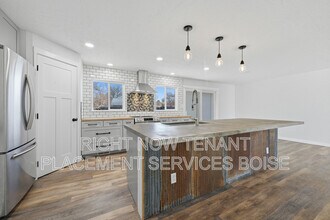 3892 S Pittsfield Way in Boise, ID - Foto de edificio - Building Photo