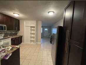 1575 NW 60th Ave, Unit B in Sunrise, FL - Building Photo - Building Photo