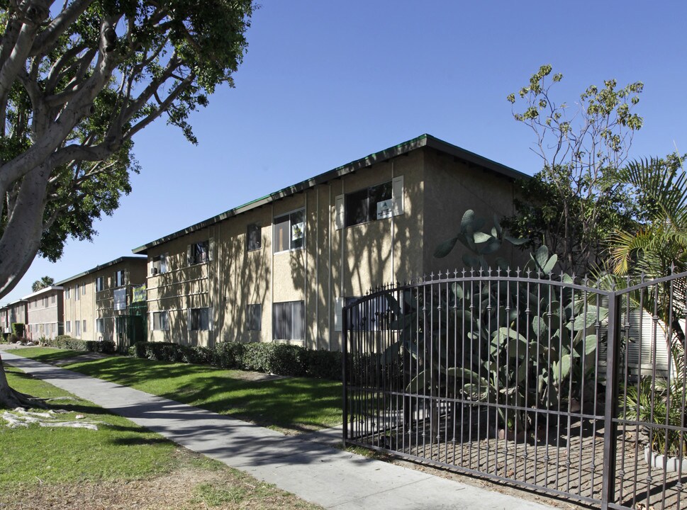 Three Palm Apartments in Anaheim, CA - Building Photo
