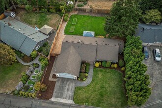 6010 SW Fernbrook Cir in Lake Oswego, OR - Building Photo - Building Photo