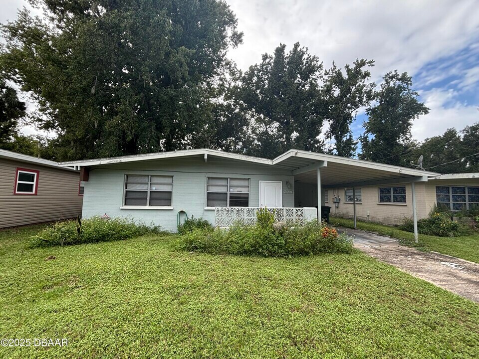 724 Greenway Pl in Daytona Beach, FL - Building Photo