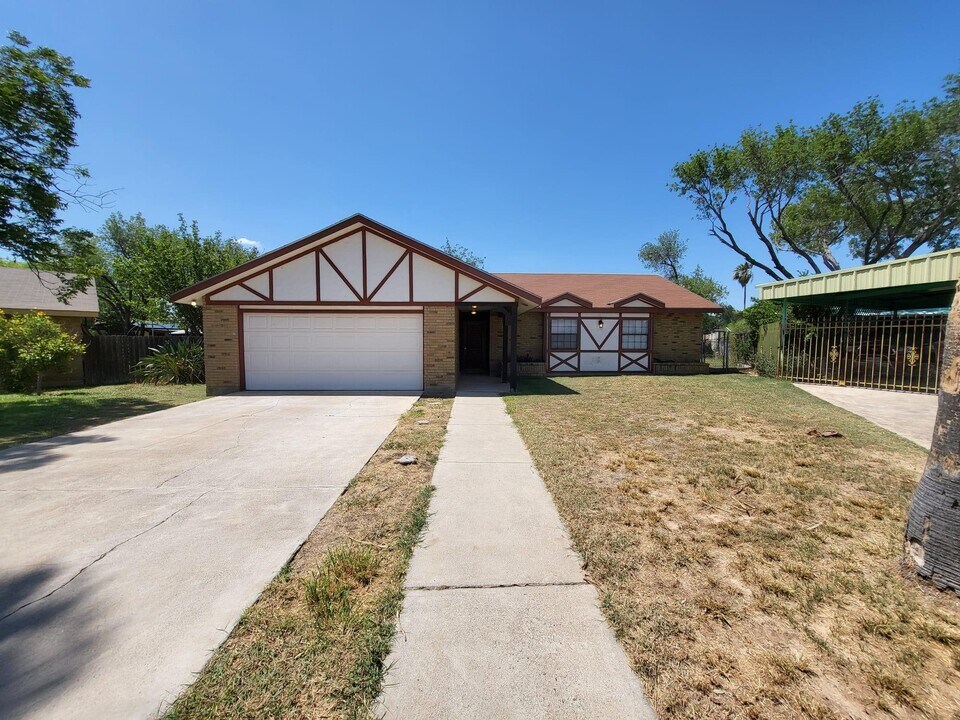 806 Westgate Cir in Laredo, TX - Building Photo