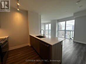 430-3430 Square One Dr in Mississauga, ON - Building Photo - Building Photo