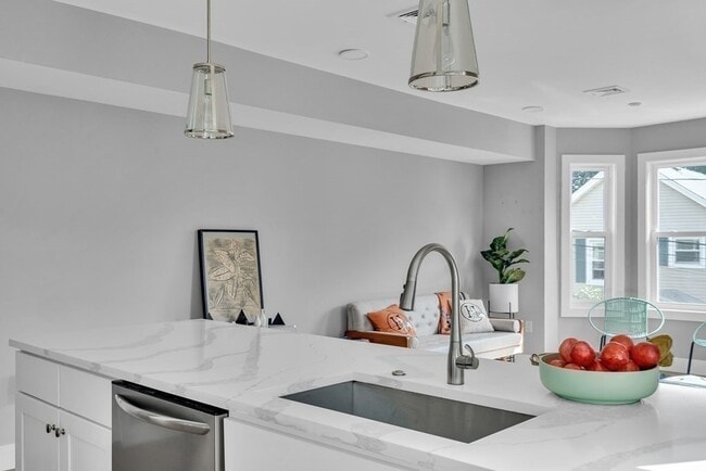 19 Plymouth St, Unit 2 in Cambridge, MA - Building Photo - Building Photo