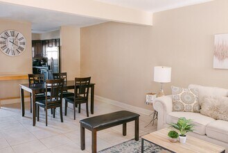 217 Clearview Pkwy in Metairie, LA - Building Photo - Building Photo