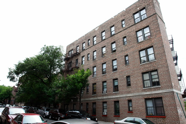 139-06-18 34th Road in Flushing, NY - Foto de edificio - Building Photo