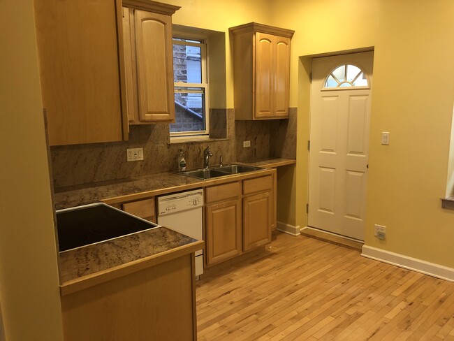 2439 W Augusta Blvd, Unit 1st floor coach house in Chicago, IL - Building Photo - Building Photo
