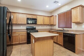 8924 Trickling Springs Ct in Las Vegas, NV - Building Photo - Building Photo