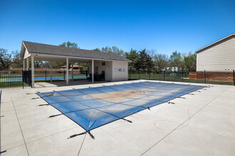 Jackson Heights Townhomes in Wichita, KS - Foto de edificio - Building Photo