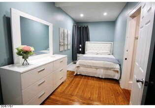 195 Bay St-Unit -3F in Jersey City, NJ - Foto de edificio - Building Photo