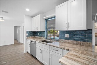 911 SE 19th St in Cape Coral, FL - Building Photo - Building Photo