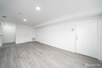 392 College Dr in Edison, NJ - Building Photo - Building Photo