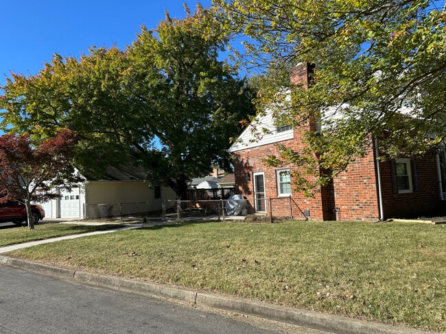9201 Woodlake Dr in Richmond, VA - Building Photo - Building Photo