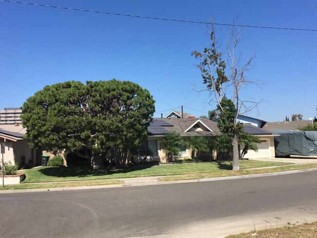 498 Pierpont Dr in Costa Mesa, CA - Building Photo - Building Photo