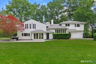 10 Bowman Dr in Greenwich, CT - Building Photo