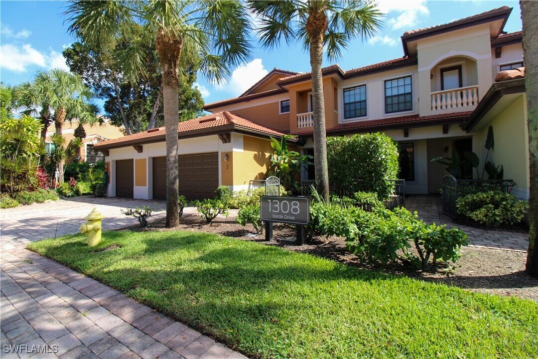 1308 Verde Dr in Naples, FL - Foto de edificio