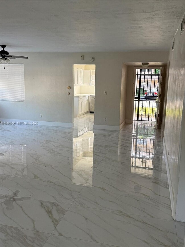 1400 NE 191st St in North Miami Beach, FL - Foto de edificio - Building Photo