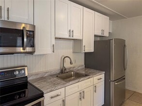9801 N 11th St in Tampa, FL - Building Photo - Building Photo