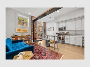 901 D St NE, Unit 3 in Washington, DC - Foto de edificio - Building Photo