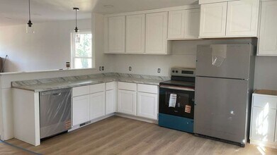 2318 Holiday St, Unit 2 in Lynchburg, VA - Foto de edificio - Building Photo