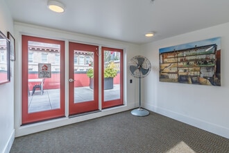 Louisa Hotel in Seattle, WA - Foto de edificio - Building Photo