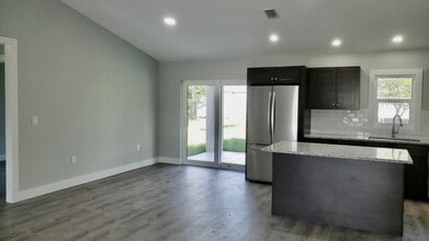 2940 Sarletto St in North Port, FL - Foto de edificio - Building Photo