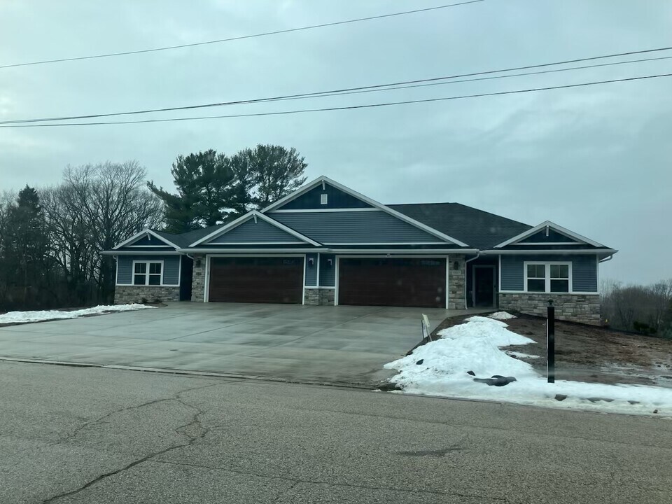 1145 N 5th Ave in Sturgeon Bay, WI - Foto de edificio