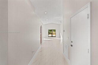 14340 NW 11th St in Pembroke Pines, FL - Building Photo - Building Photo