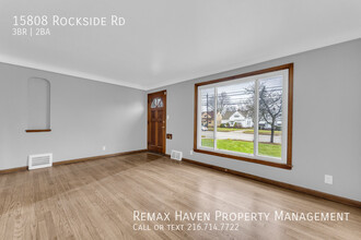 15808 Rockside Rd in Maple Heights, OH - Foto de edificio - Building Photo