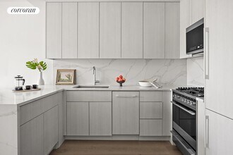 379 Ocean Pkwy in Brooklyn, NY - Foto de edificio - Building Photo