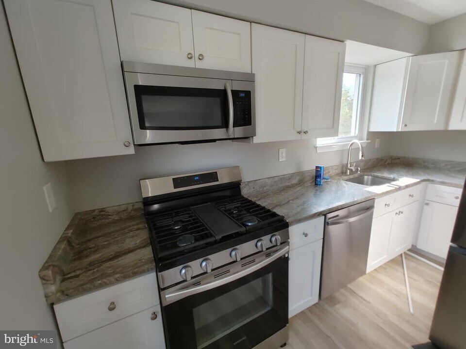 649 Jarvis Rd in Gloucester Township, NJ - Building Photo