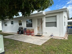 2420 Park Ln in Hollywood, FL - Building Photo