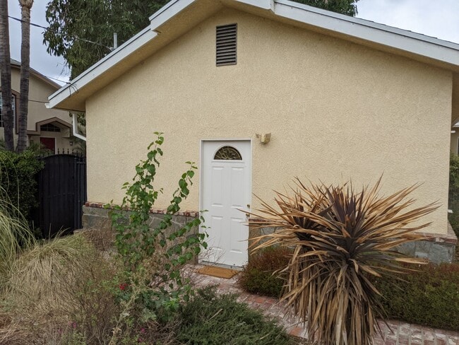 17915 Erwin St, Unit Apartment in Encino, CA - Foto de edificio - Building Photo