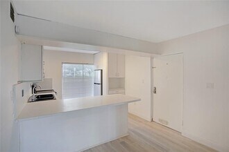 8841 NE 4th Avenue Rd in Miami Shores, FL - Building Photo - Building Photo