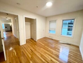 128 Hillside St, Unit #2, in Boston, MA - Foto de edificio - Building Photo
