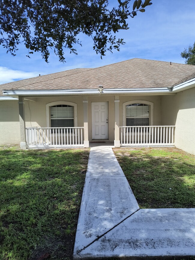 925 SW Gwendolen Ter in Port St. Lucie, FL - Building Photo - Building Photo