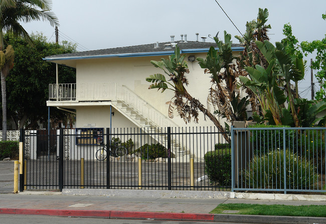 The Rahmani Apartments in Costa Mesa, CA - Foto de edificio - Building Photo