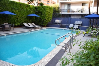 Mediterranean Apartments in Los Angeles, CA - Foto de edificio - Building Photo