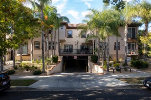 1027 W Angeleno Ave in Burbank, CA - Building Photo