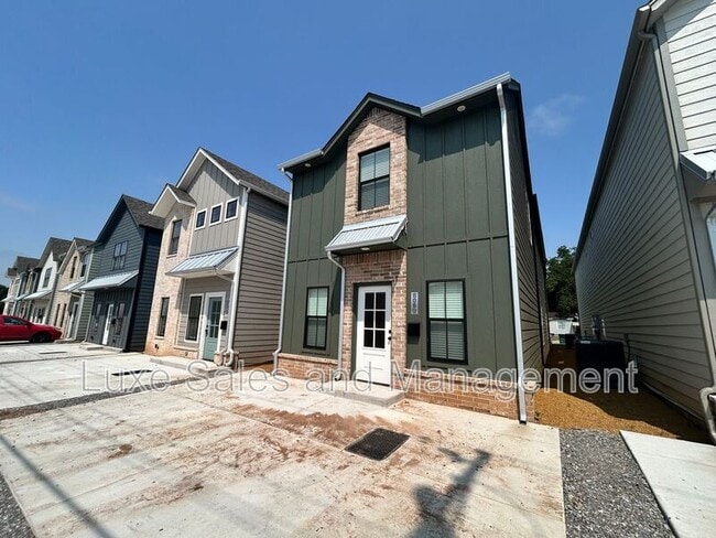 606 W 2nd St in Edmond, OK - Building Photo - Building Photo
