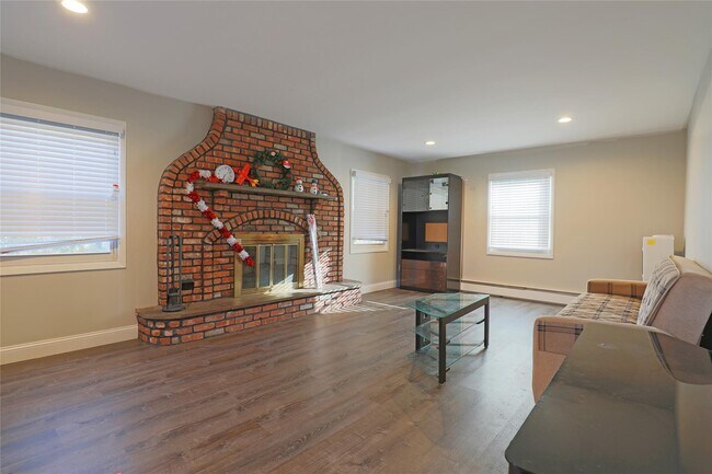 property at 18 Stratton Ln