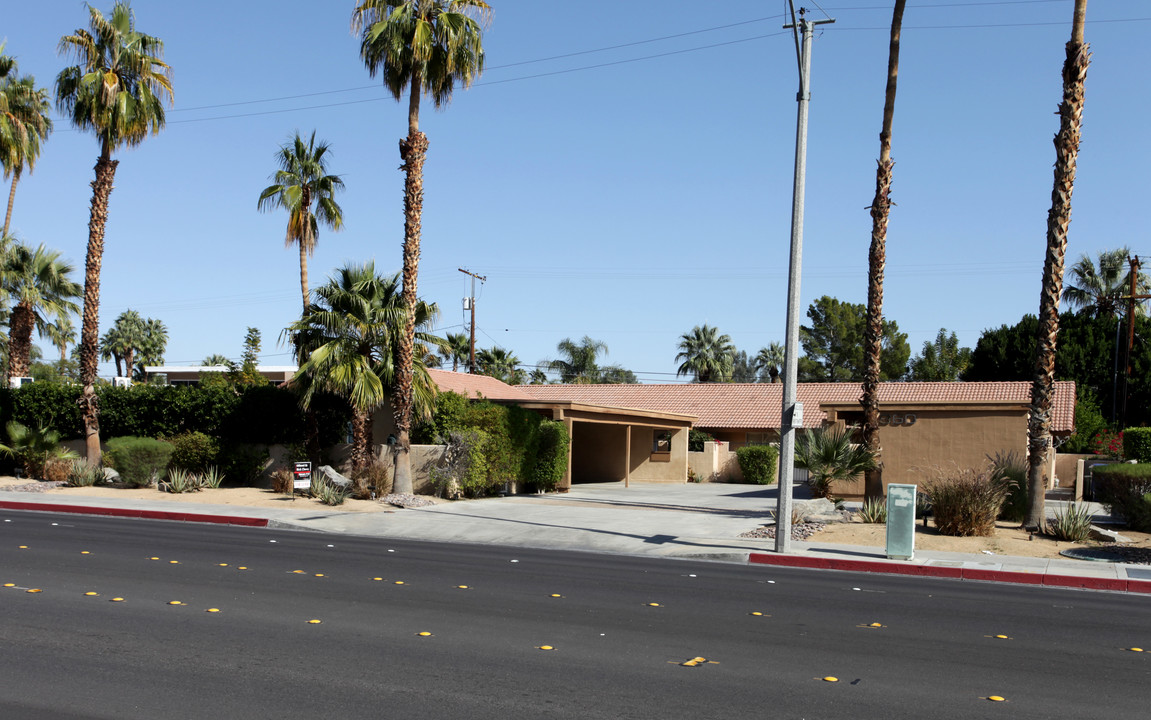 860 N Indian canyon Dr in Palm Springs, CA - Foto de edificio