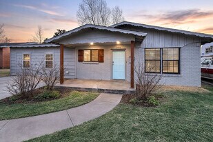 2416 Queensbury Rd in Moore, OK - Building Photo